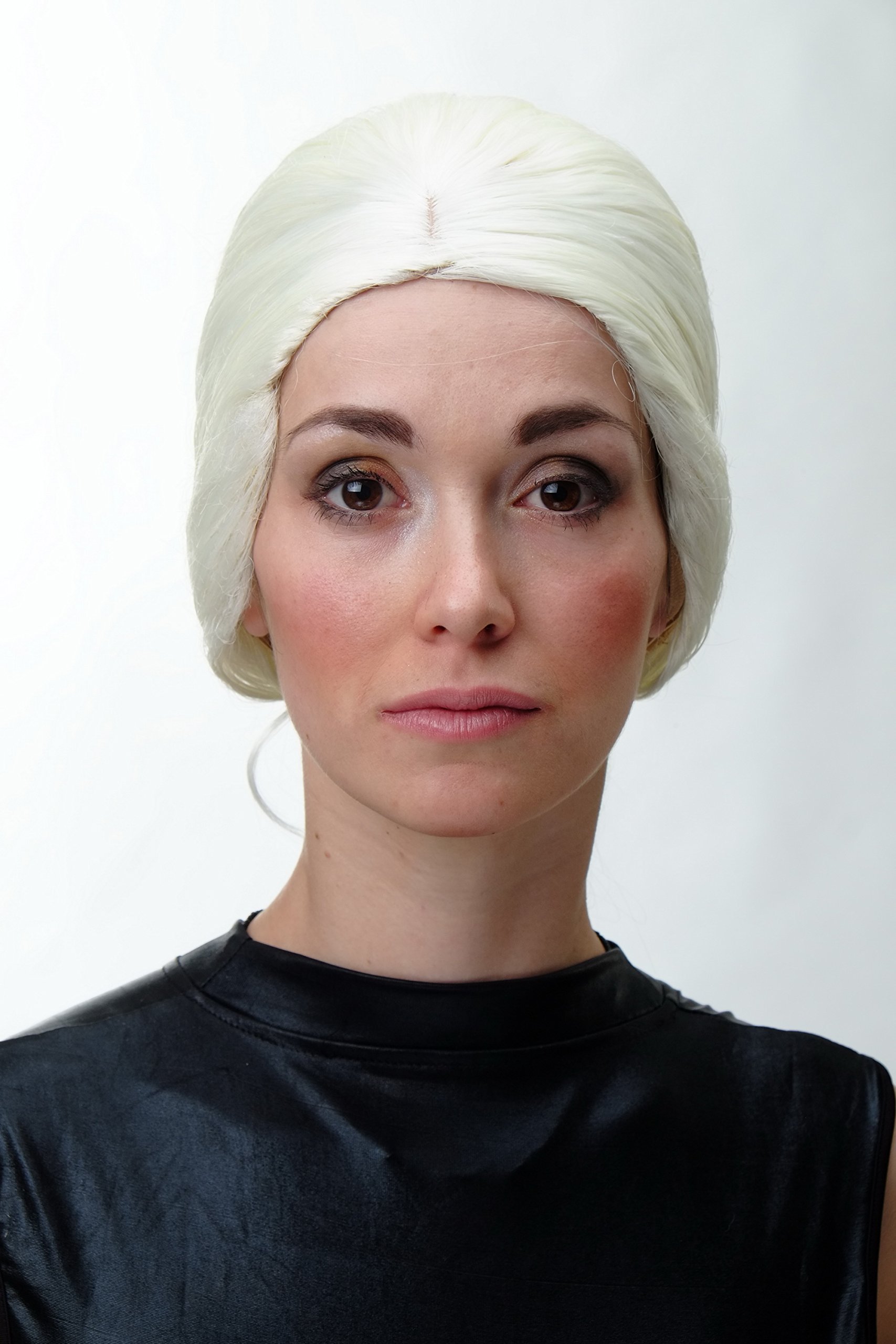 wig-me-up-gfw2206-613a-damenper-cke-beehive-turmfrisur-platinblond-mit-zopf image 5
