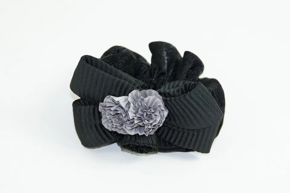 wig-me-up-z028-haarband-scrunchie-haarrosette-schwarz-mit-grauer-rose image 1