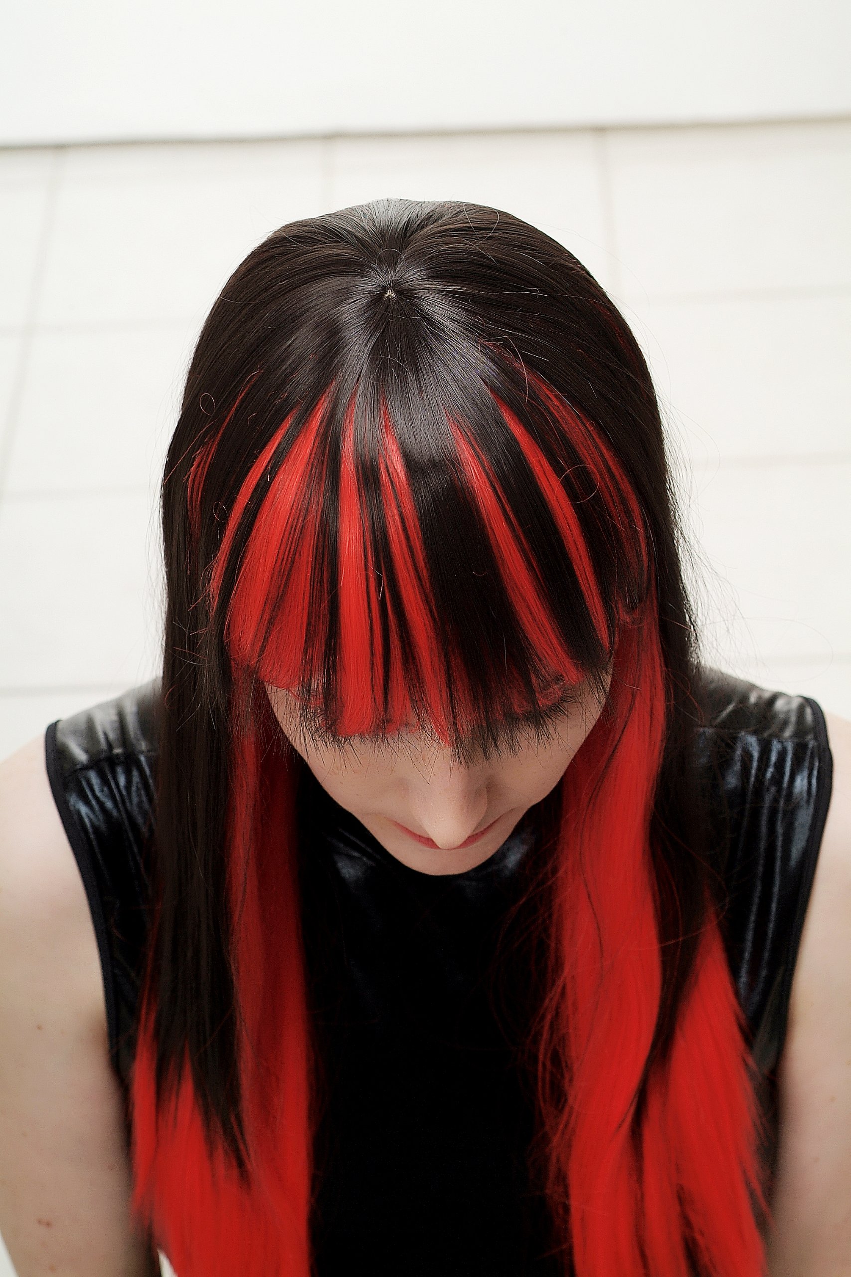 wig-me-up-damenper-cke-hla040-2-tt-2316-lang-rot-schwarz-glatt-pony-65-cm image 5