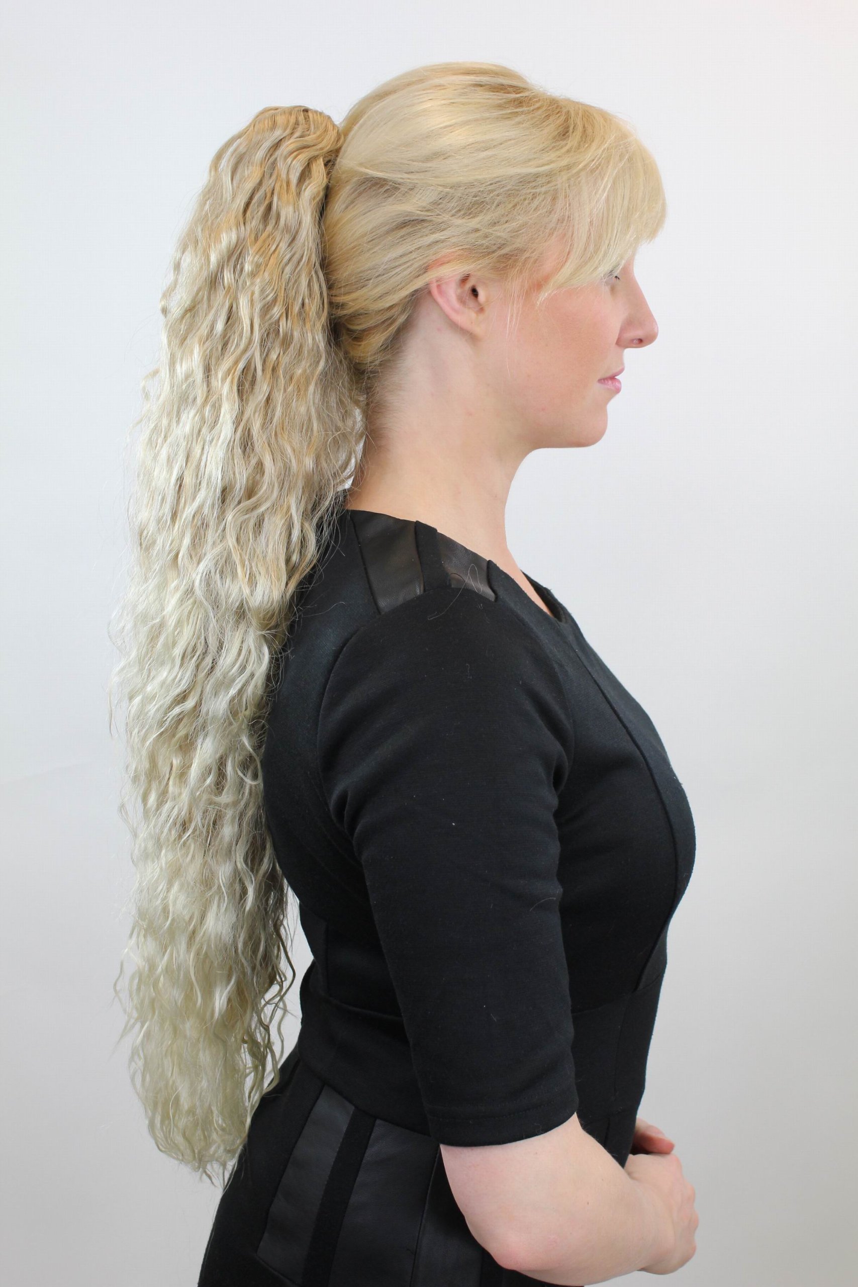 wig-me-up-n838-15bt613-pferdeschwanz-haarteil-75-cm-kinky-locken-dunkelblond-pla image 3
