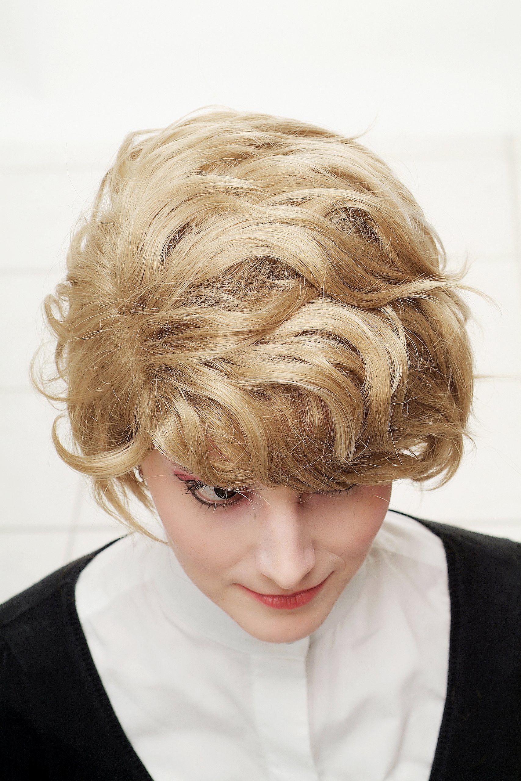 wig-me-up-1264-damenper-cke-kurz-gewellt-volumin-s-blond-gestr-hnt-30-cm image 5