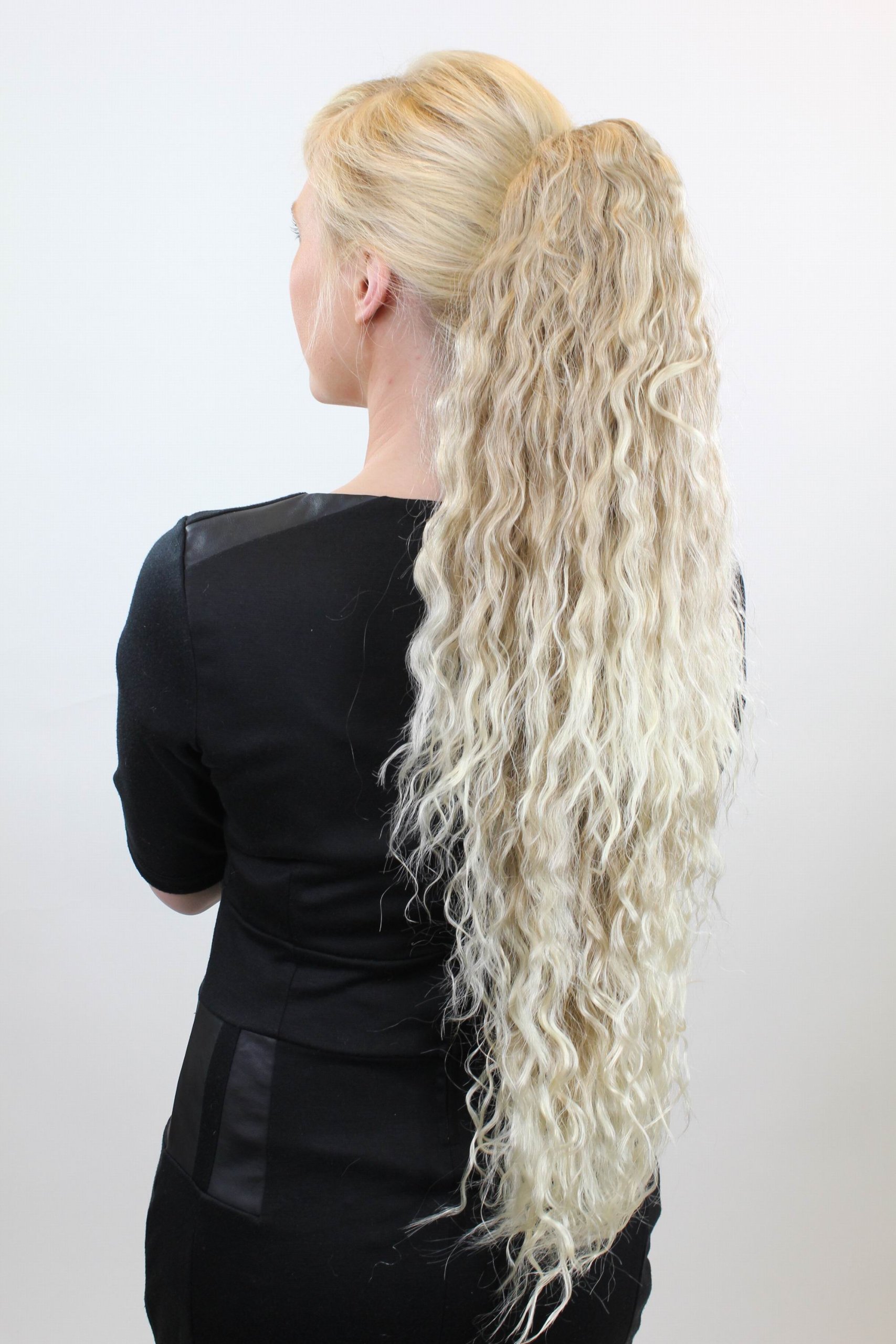 wig-me-up-n838-15bt613-pferdeschwanz-haarteil-75-cm-kinky-locken-dunkelblond-pla image 2